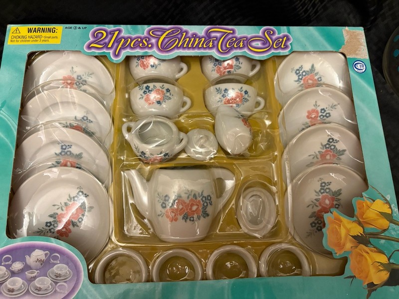 VINTAGE 1999 21 PIECE FINE PORCELAIN CHINA CHILD'S TEA SET In Box