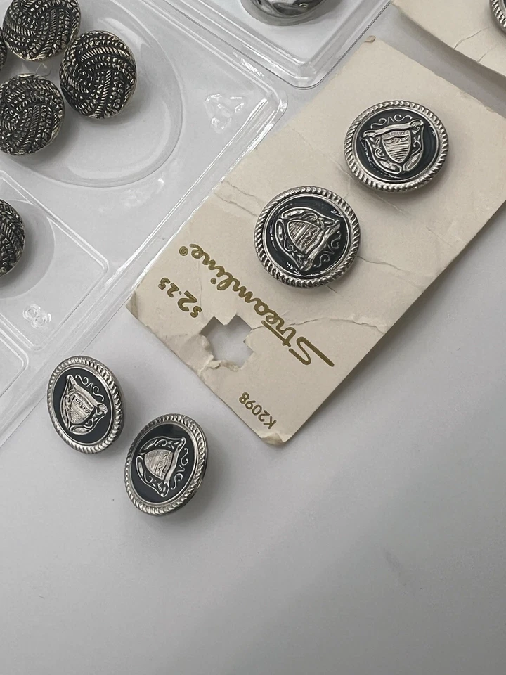 Лот из 78 винтажных серебристых металлических пуговиц для шитья, рукоделия - Изображение 3 из 4