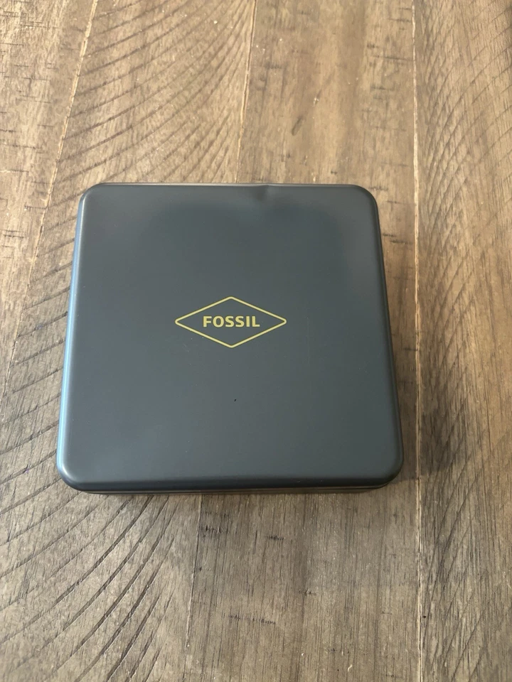 Cartera plana plegable de cuero marrón Fossil para hombre nueva en lata de metal Foto 2 de 4