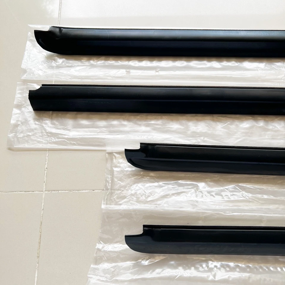 02-12 Genuino Isuzu D-MAX RA RC Pickup 4D Cabina Puerta Exterior Cinturón Resistente a la intemperie Sello Foto 2 de 4