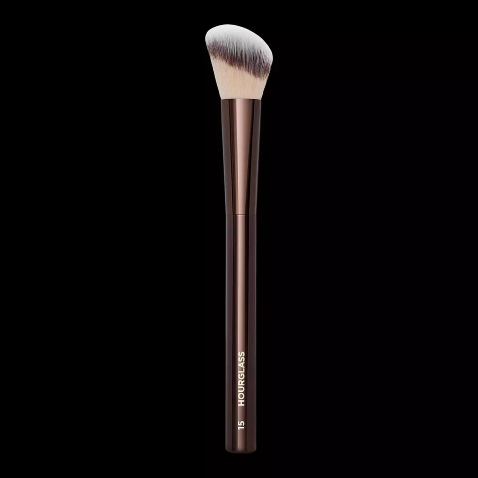 Cepillo de rubor HOURGLASS Cosmetics No.15 cepillo de mejillas facial en ángulo Foto 3 de 4