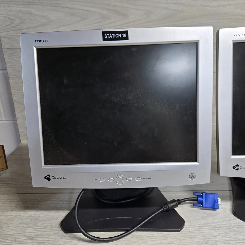 *TWO* Gateway - FPD1530 - 15" - LCD Gray Black Computer Screen Monitor w/Stand - Image 2 of 4