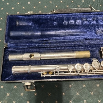 Gemeinhardt M2 flute , silver-plated finish and a vintage carrying case.