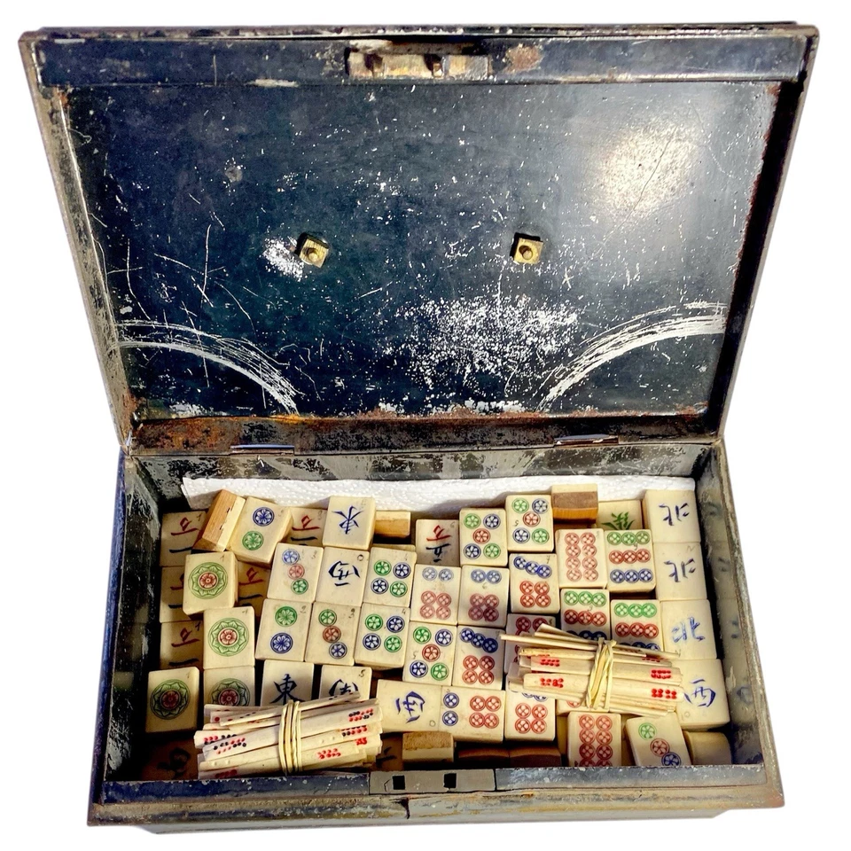 Très ANCIEN XIXe JEU de MAH-JONG Jeton Os& Dos Bambou Dans Son Coffret En Tôle - Photo 1/4