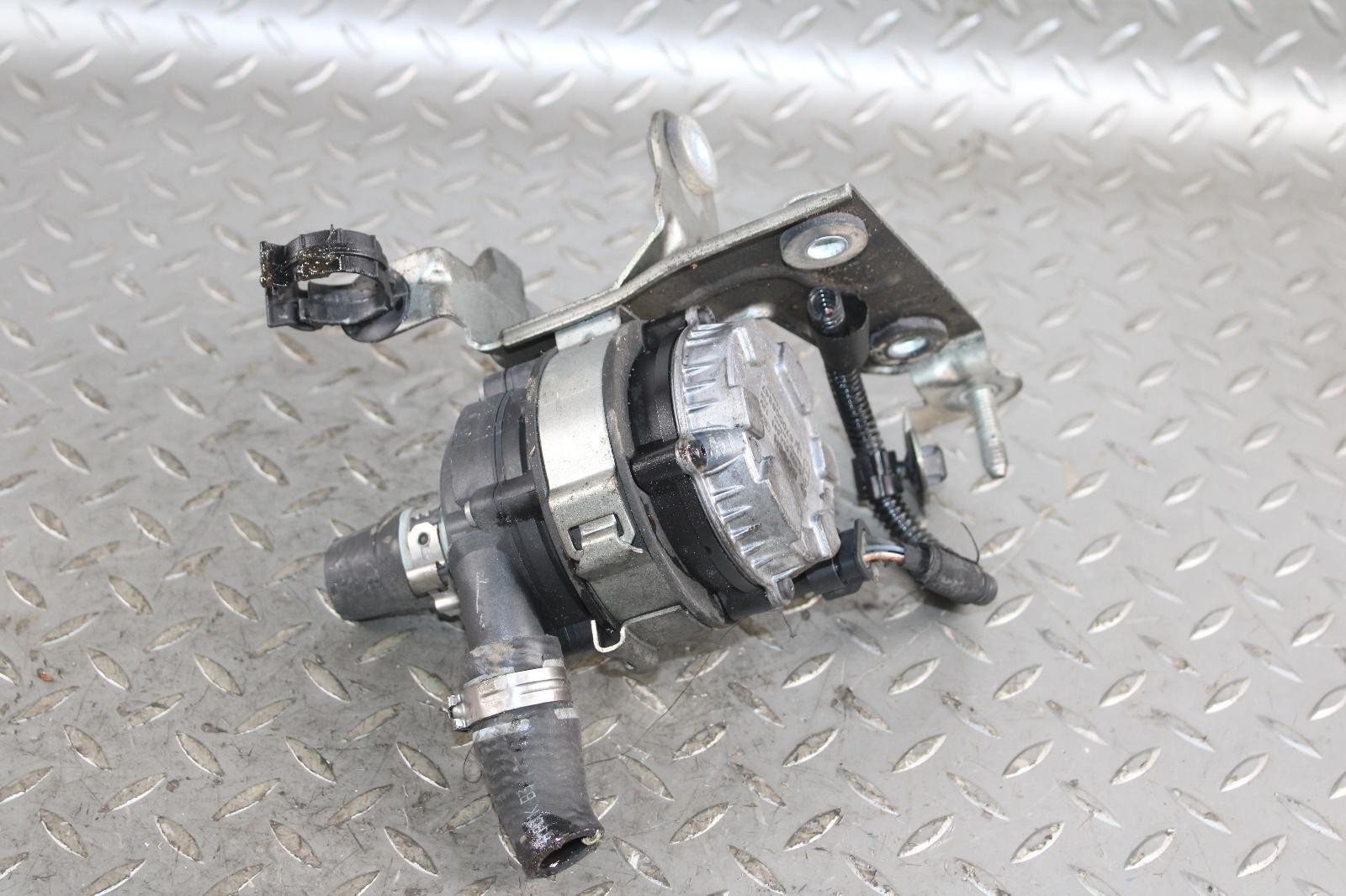 14-19 Ghibli Auxiliary Aux Coolant Water Pump 3.0L Engine Assy Factory OEM OE OE