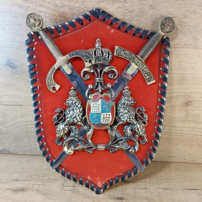 Vintage Wappen Schild Mittelalter Wanddeko rot Samt Schwerter Kastilien 