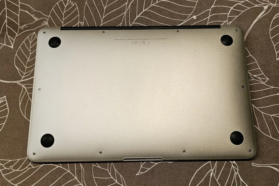 MacBook Air Modell A1465  / OS 14.3.  8 Zücken. - Bild 4 von 4