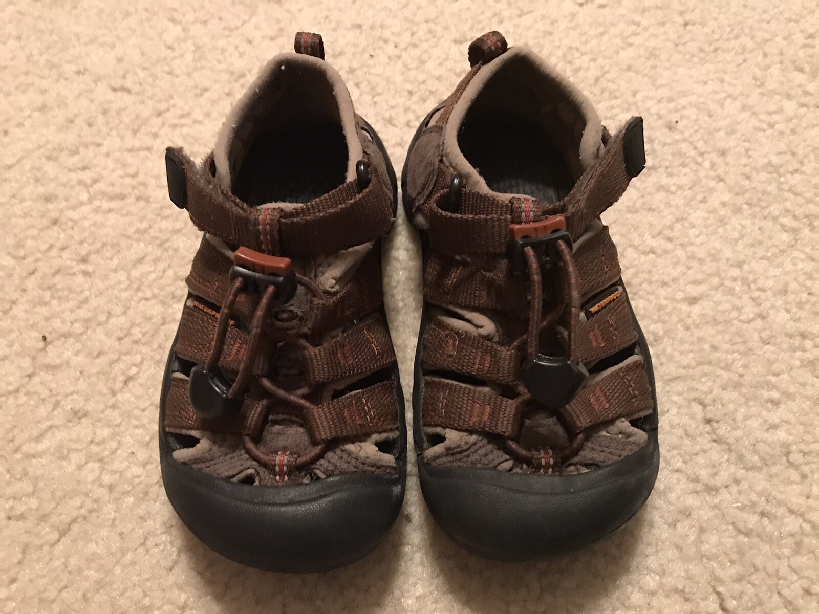 KEEN Scarpe da ginnastica marroni impermeabili per bambini taglia 10