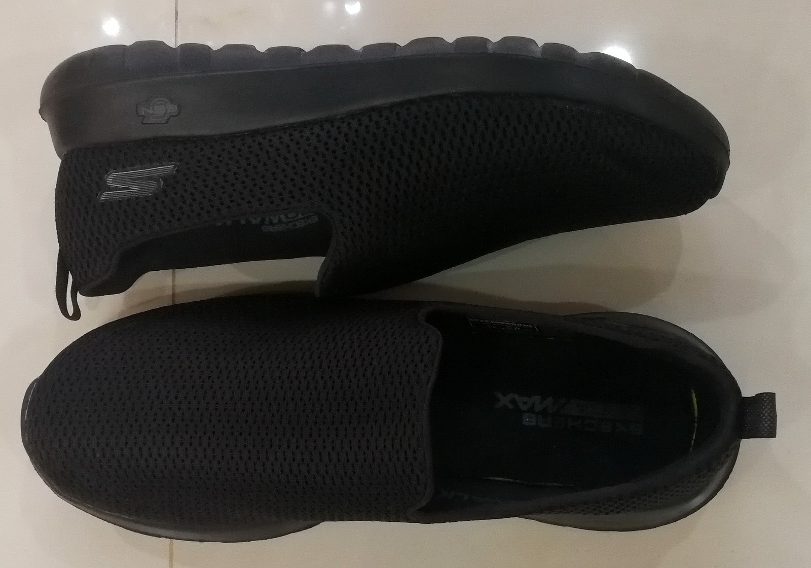 Skechers Men's GOGA Max Athletic Air 