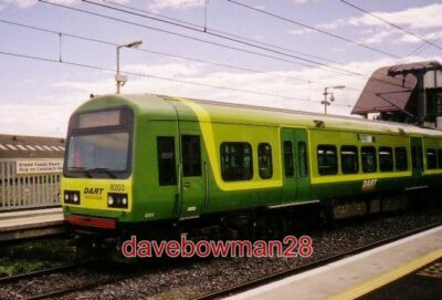 FOTO DUBLIN DARTZUG AN DER DOCKSTATION GRAND CANAL DIESE KLASSE VON 1500 V EMUS HA