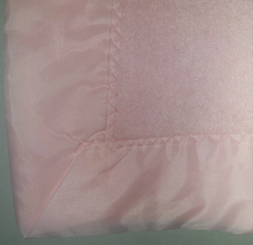 Manta bebé vintage rosa baliza acrílico térmico satinado nailon ribete EE. UU. 36" X 46" Foto 2 de 4