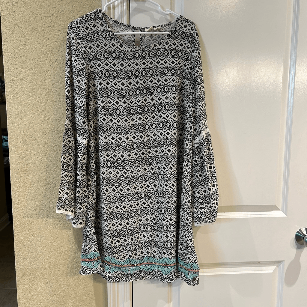 Roxy medium black and white geo print long sleeve dress