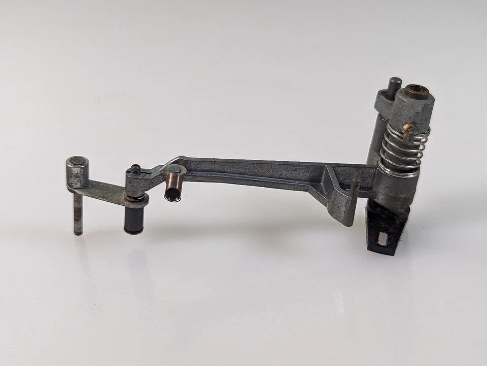 Piezas de tocadiscos vintage Perpetuum-Ebner PE 2020: soportes, varilla, palanca, selectores más Foto 2 de 4