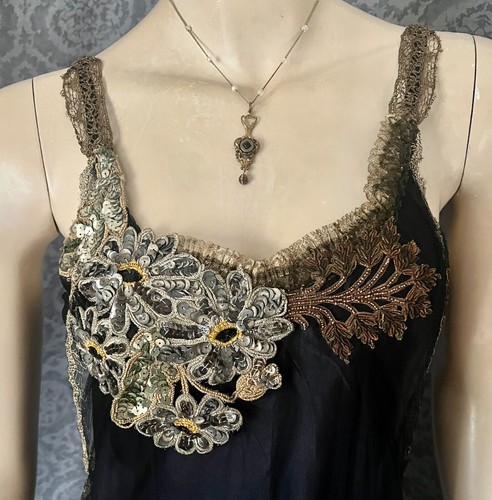 Vestido estilo tabardo Altered Couture años 20, cojo metálico, con cuentas, bordado - Imagen 2 de 10