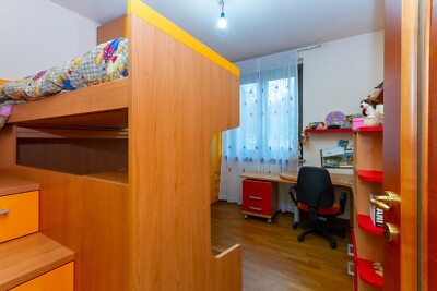 cameretta bambino/a a ponte due posti letto, scrivania angolare e libreria