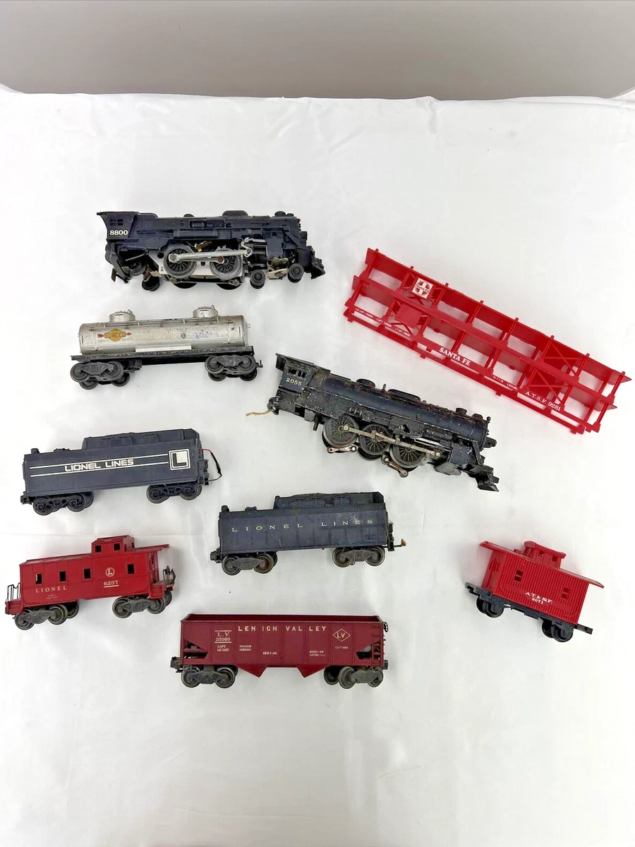 Lot - LIONEL AND O GAUGE TRAIN ACCESSORIES