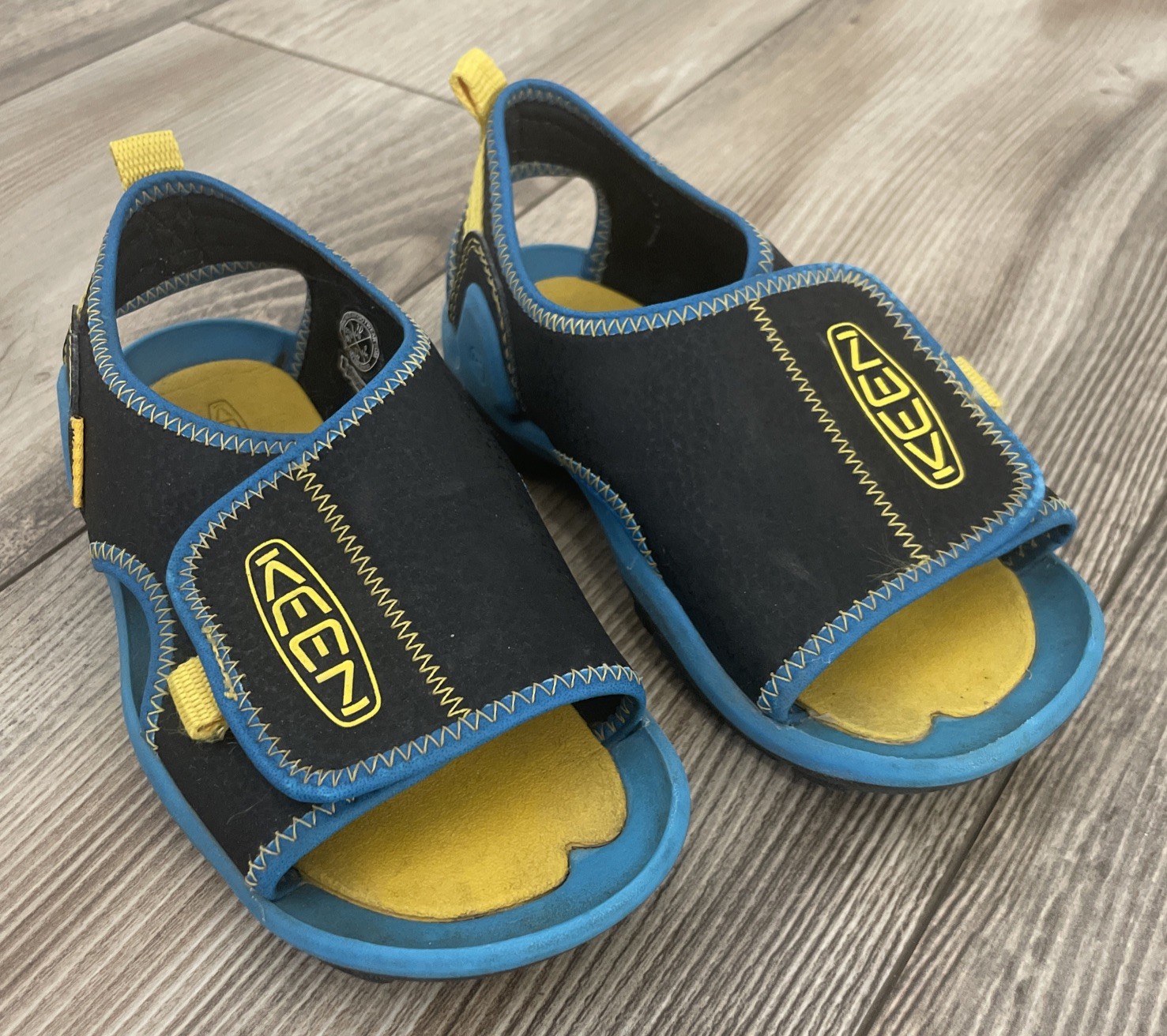 Nuove scarpe da bagno da spiaggia per bambini Keen nere blu con cinturino taglia 10 punta aperta nodo fiume