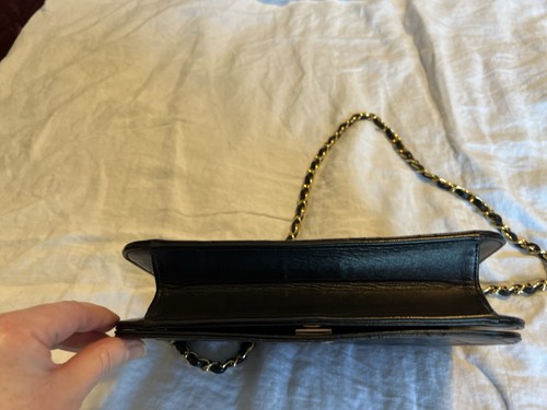CHANEL Vintage Lammleder Vollklappe Leder & Kette Schultertasche Handtasche schwarz gebraucht, in einwandfreiem Zustand - Bild 13 von 24