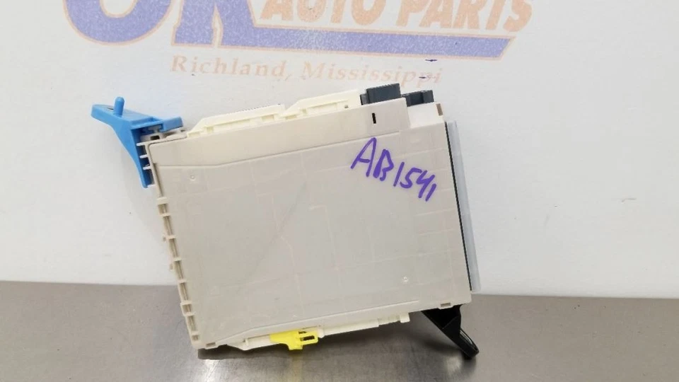 BLOQUE DE FUSIBLES 16 LEXUS RC UNIÓN F 8273024070 Foto 2 de 4