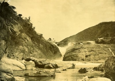 Madagaskar Vatomandry Wasserfall altes Foto Ramahandry 1910'