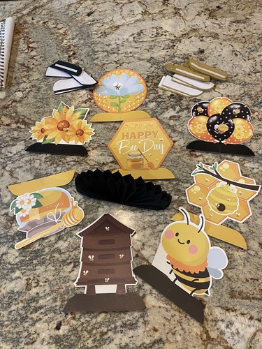 birthday day decorations. Bees And Honeycombs 8 Cutouts 8 Bk & 8 Gold Fold Outs - Afbeelding 1 van 6