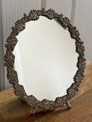 Kleiner silberfarbener ovaler Spiegel mit Blumeneinfassung aus Metall 5,5  x 4,5 