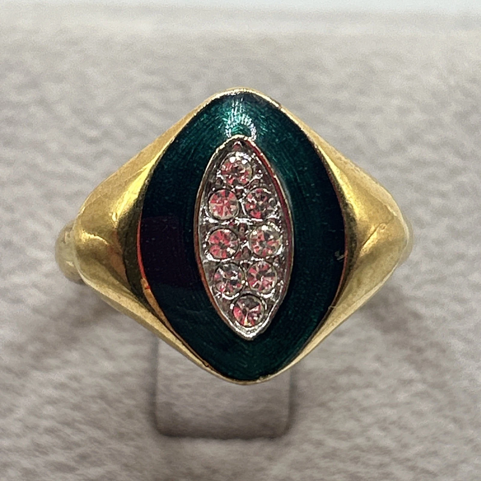 Bague vintage fantaisie  Doré Vert Avec Strass Blanc . Taille 55