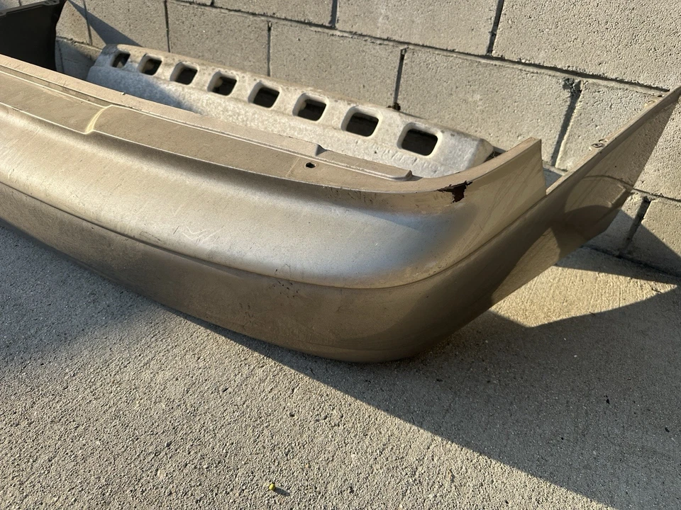 Lexus ES300 IQ, tampa do para-choque traseiro, 1997-2001, dourada, 4M9, 52159-33906, arranhões - Imagem 2 de 4