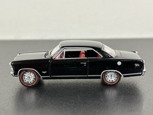 M2 Machines 2009 Detroit-Muscle, 1967 Chevrolet Nova, schwarz auf rot