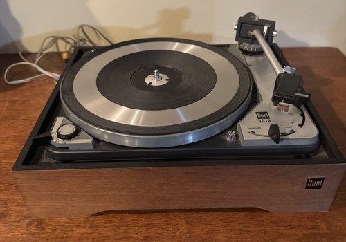 DUAL 1019 STEREO TURNTABLE Spins With Owner’s Manual- Read Description.