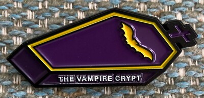 Die Vampirgruft Emaille Anstecknadel Anstecker Sarg