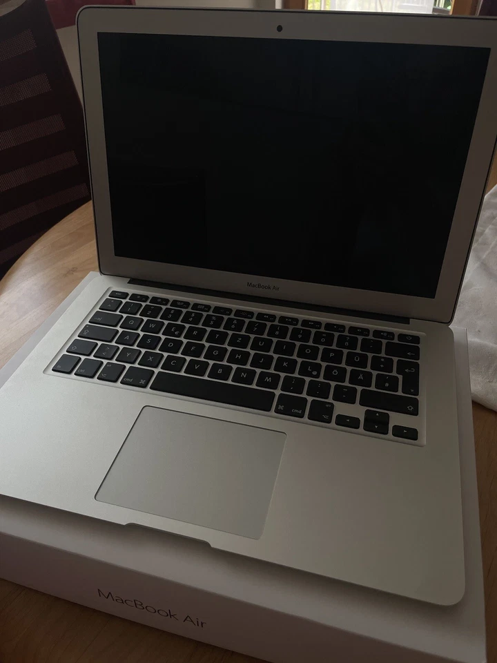 Apple MacBook Air 13" 2017 · i5 · 8GB · 250GB, Foto 1 von 5