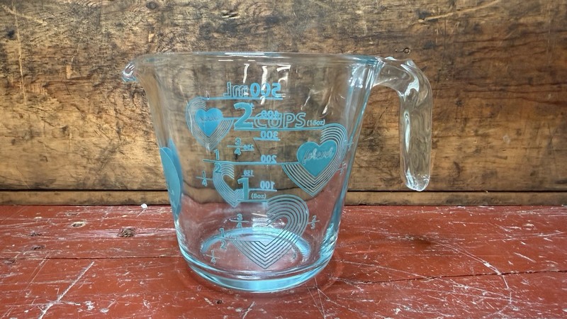 2 CUP PYREX MEASURING CUP TURQUOISE TEAL HEART "I LOVE MY PYREX"