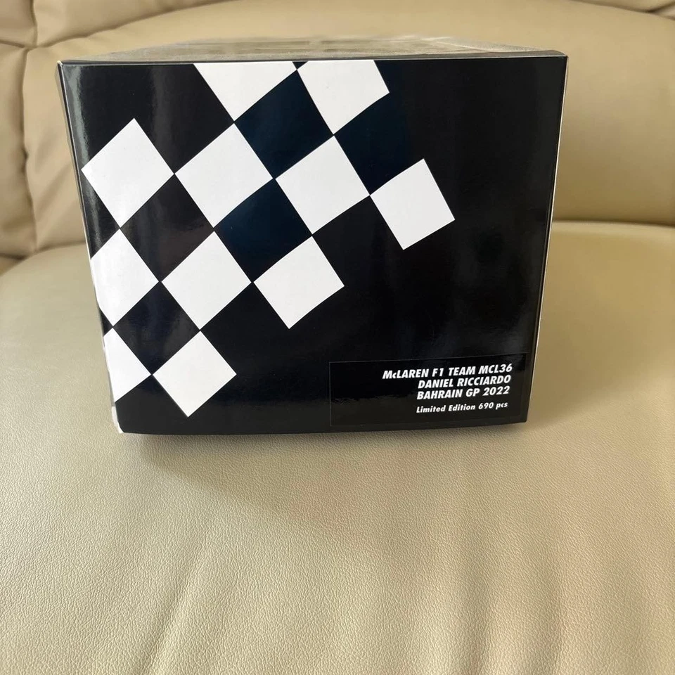 Modello Minichamps 1/18 McLaren MCL36 Daniel Ricciardo Bahrain GP 2022 - Immagine 4 di 4