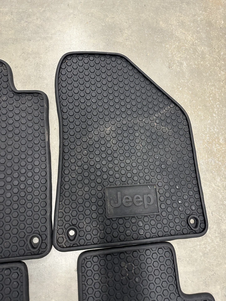 2014-2023 JEEP CHEROKEE TAPETES DE ASSOALHO DE BORRACHA DIANTEIROS TRASEIROS PARA TODAS AS CONDIÇÕES CLIMÁTICAS FABRICANTE DE EQUIPAMENTO ORIGINAL - Imagem 4 de 4