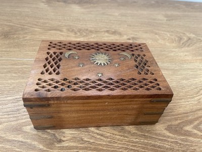 Vintage Schmuckschatulle aus Holz mit Intarsien einer Sonne, Sternen und Mondsichel