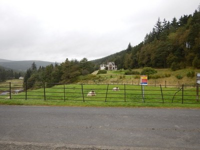 Foto A2 Blick vom Damm zur Victoria Lodge Menzion Die Lodge wurde um 2016 gebaut