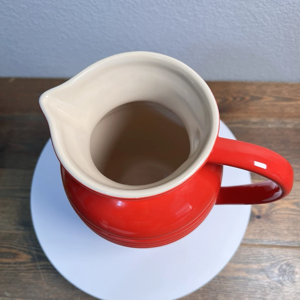 Jarra de 2 cuartos de galón Le Creuset gres rojo cerise 9" Foto 2 de 4