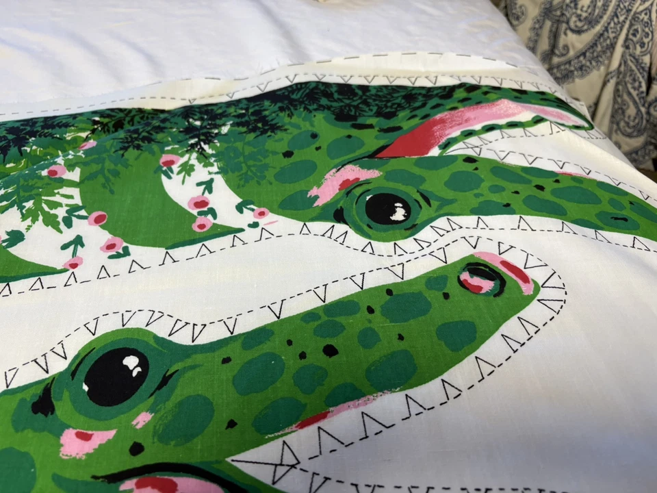 Difícil de Encontrar Vintage Caimán/Cocodrilo Artesanal Tela Panel Mod Floral Reptil Almohada Coser Foto 4 de 4