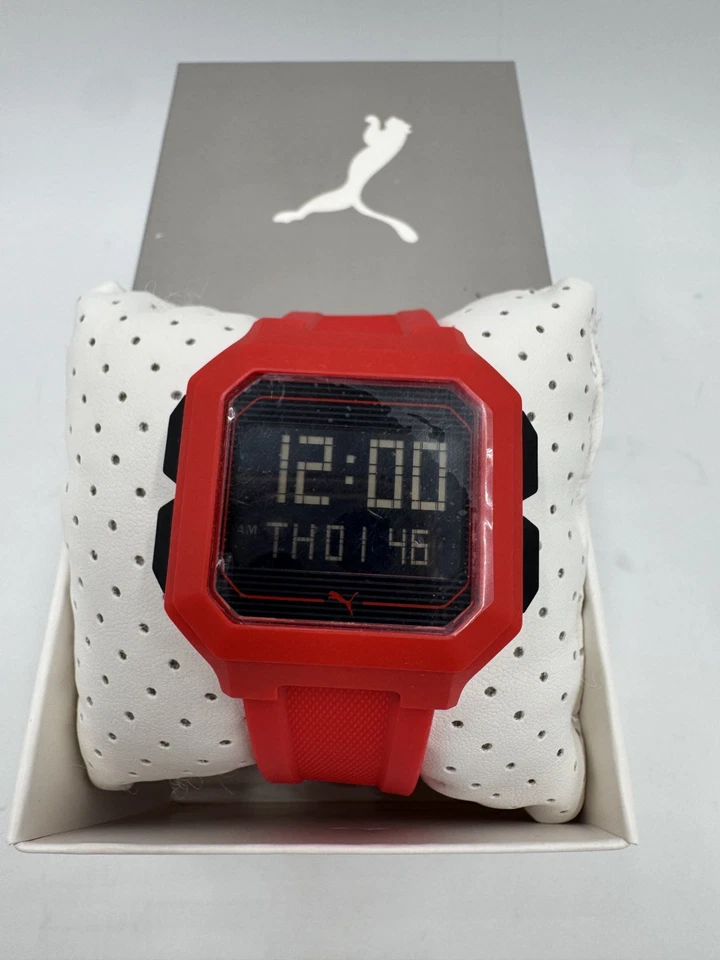 Reloj deportivo PUMA Remix para hombre, LCD digital negro, correa de poliuretano roja, fecha del día Foto 2 de 4