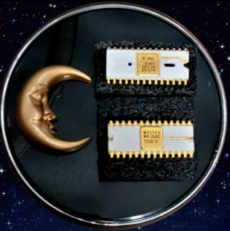 Mostek MK2002 NOS 2240-bit ROM 5× 7• Matrix ASCII Character Generator White/Gold