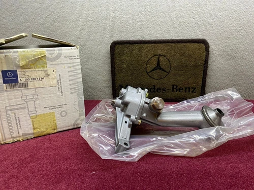 Mercedes Benz M103 Oil Pump Engine  A1031801201 NOS