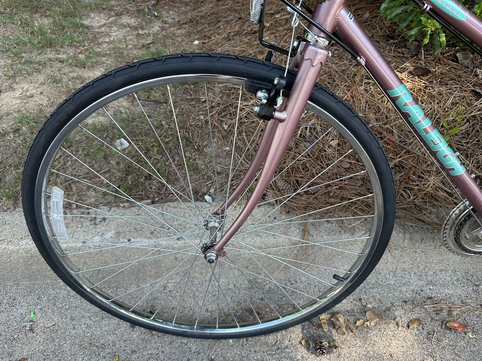 Bicicleta híbrida vintage púrpura Raleigh Capri para mujer cuadro de 17” grupo Shimano Foto 2 de 4