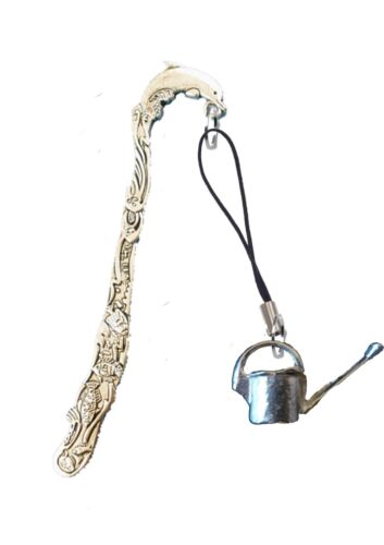 Large Watering Can 4.4x2.6cm ft108 Fine English Pewter On A DOLPHIN Bookmark - Afbeelding 1 van 1