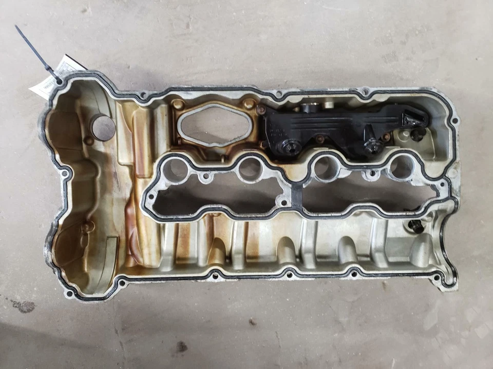 Крышка правого клапана 2014 BMW X6M 4,4 л - Изображение 2 из 4