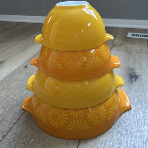 Pyrex Cinderella Yellow Daisy Nesting Bowl Set Of 4