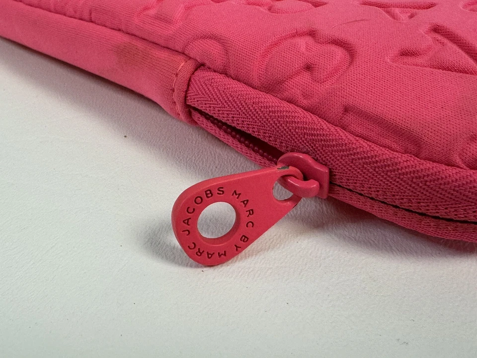 Marc by Marc Jacobs Neopreno Rosa Repujado Acolchado Estilo Laptop Funda Bolso Estuche Foto 4 de 4