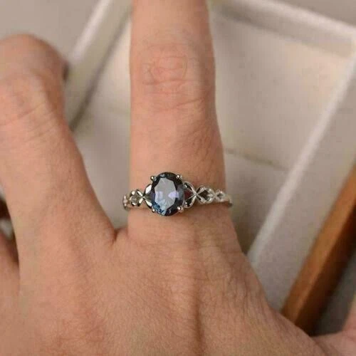 Anillo solitario topacio azul Londres corte ovalado de 1,60 quilates para mujer acabado oro blanco de 14 quilates Foto 2 de 4
