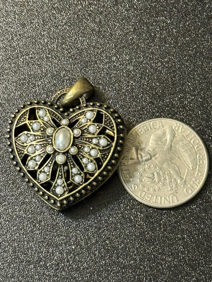 Colgante intrincado victoriano místico gótico de latón con dije de perlas de imitación de corazón vintage Foto 4 de 4