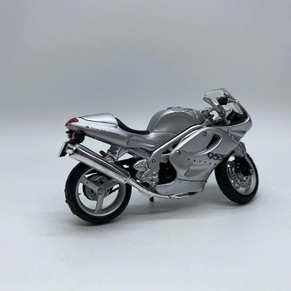 2 MAISTO 1/18 TRIUMPH DAYTONA 955i Bicicleta Motocicleta Juguetes Diecast Plateado y Dorado Foto 3 de 4